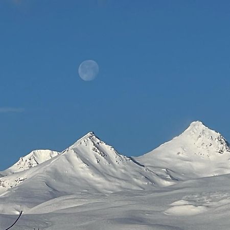 Aragats Hotel エクステリア 写真