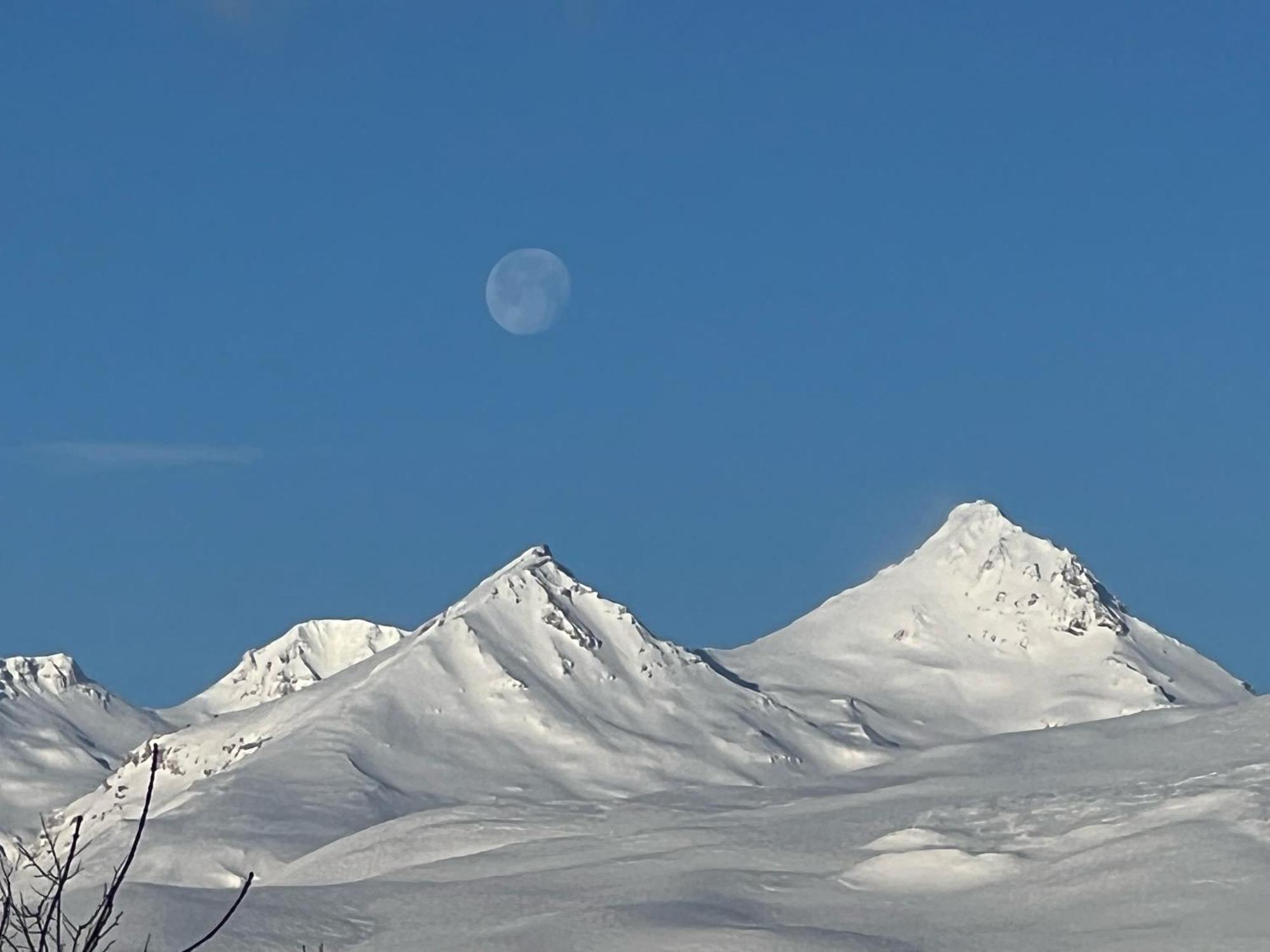 Aragats Hotel エクステリア 写真