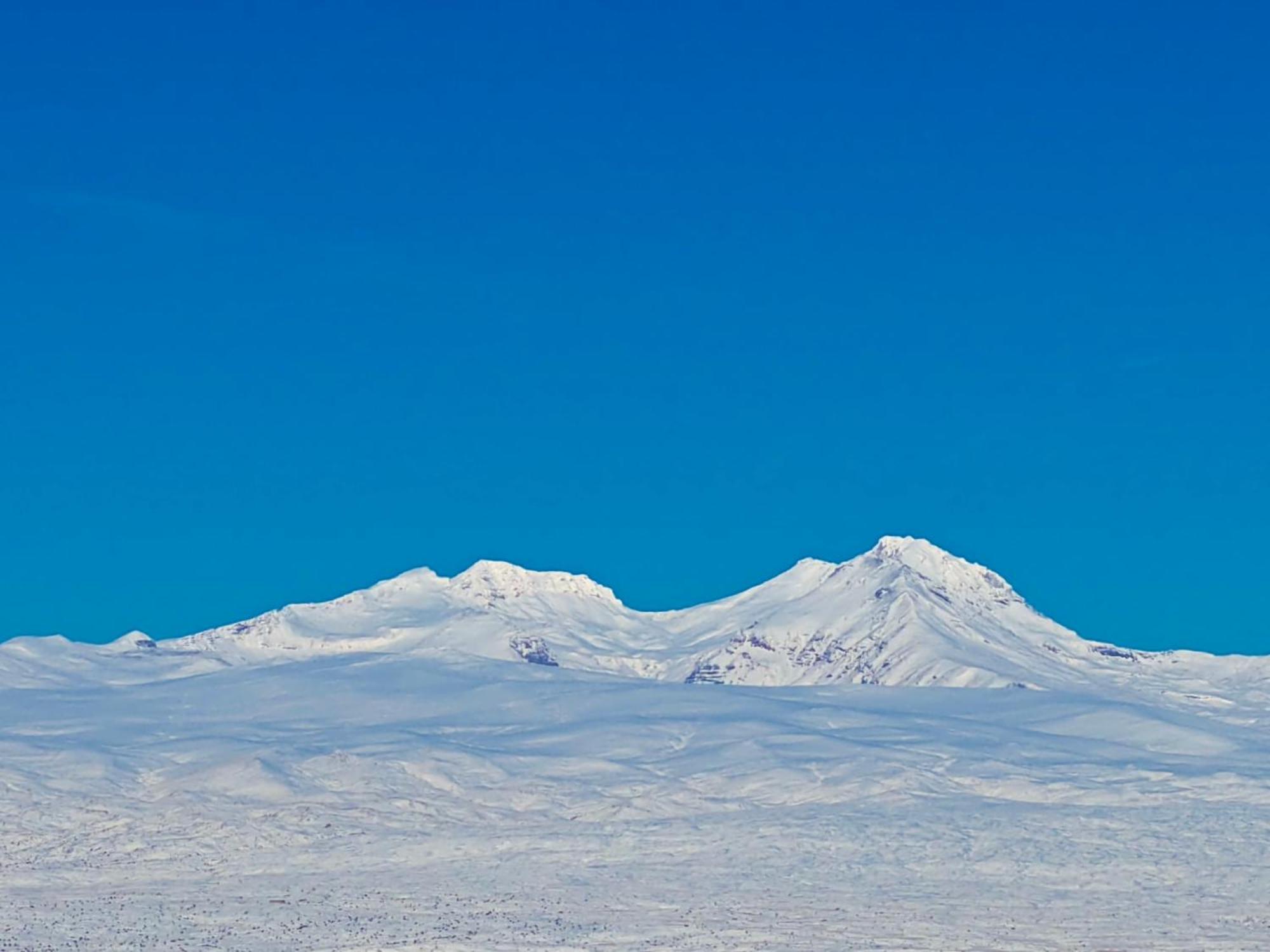 Aragats Hotel エクステリア 写真