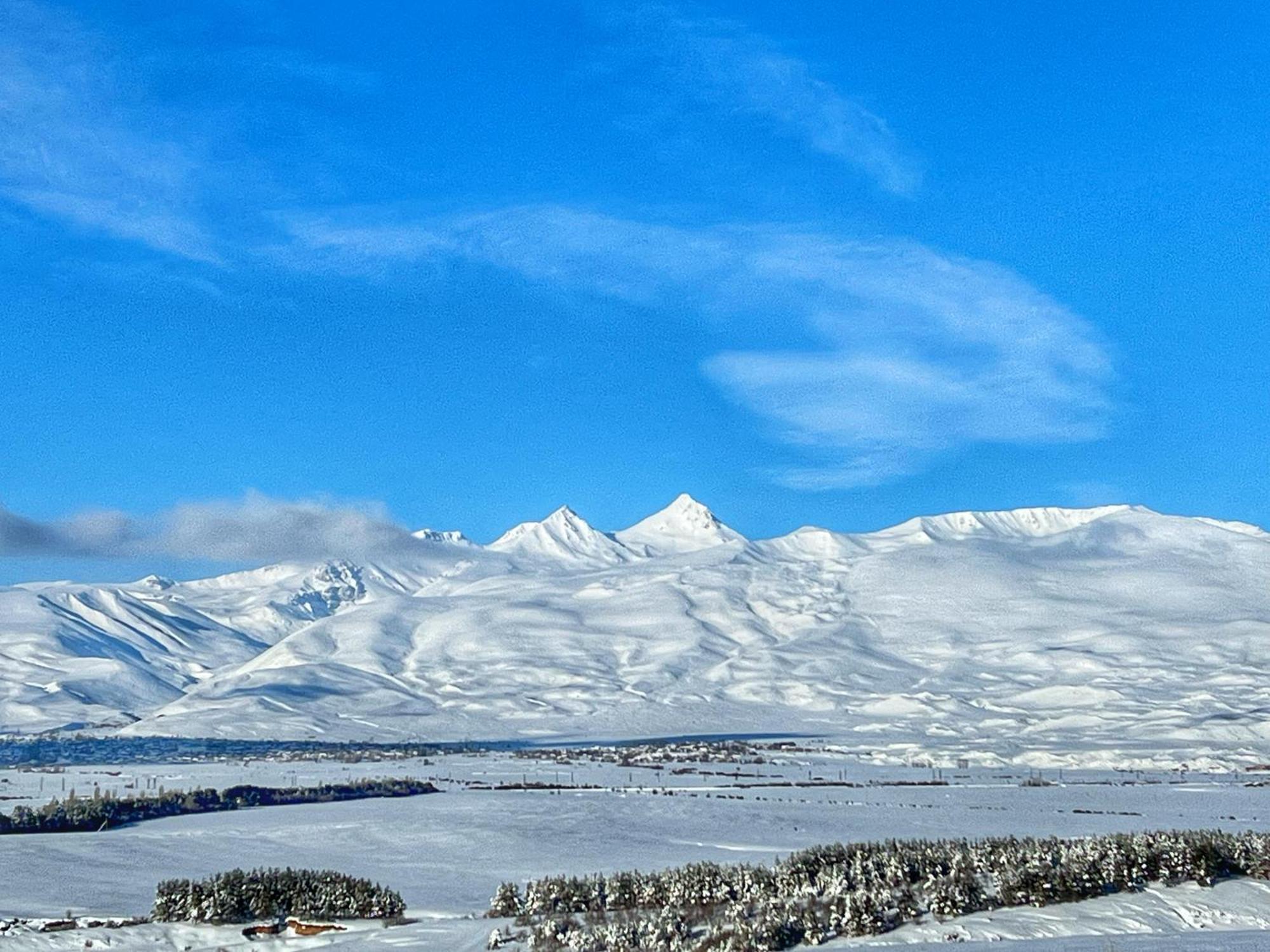 Aragats Hotel エクステリア 写真